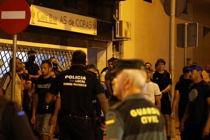 La agitación en redes para organizar 'cazas de inmigrantes' siembra odio y terror en la sociedad española
